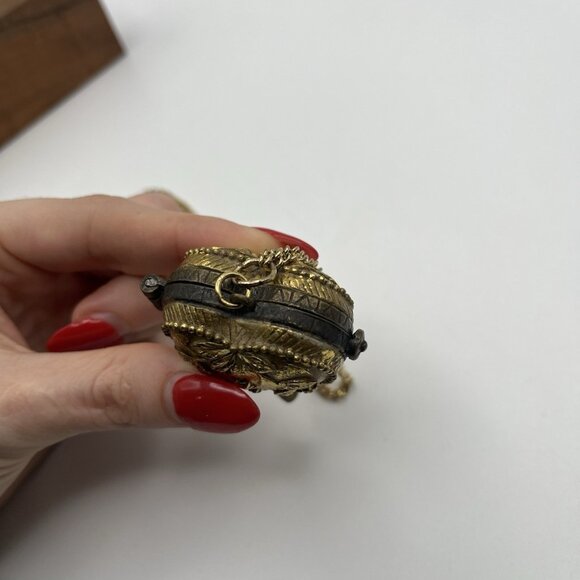 VTG Ornate Heart Trinket Locket Pendant Necklace Brass Floral Chunky Romantic - Picture 7 of 7